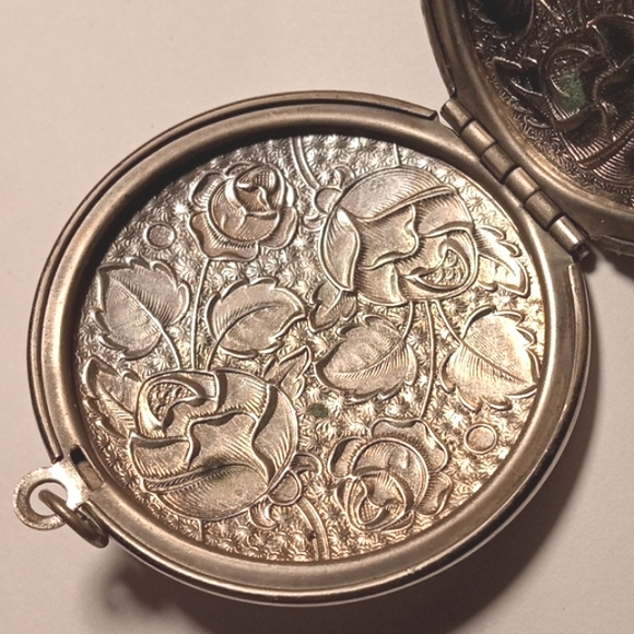 Sterling Silver Locket vintage marked Sterling. 13.36 grams.. - Picture 8 of 10